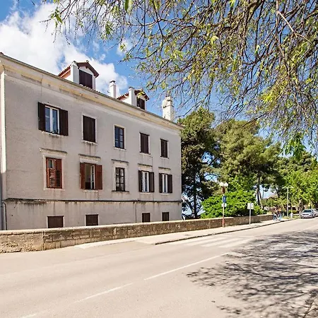 Three Pearls Deluxe By The Sea דירה